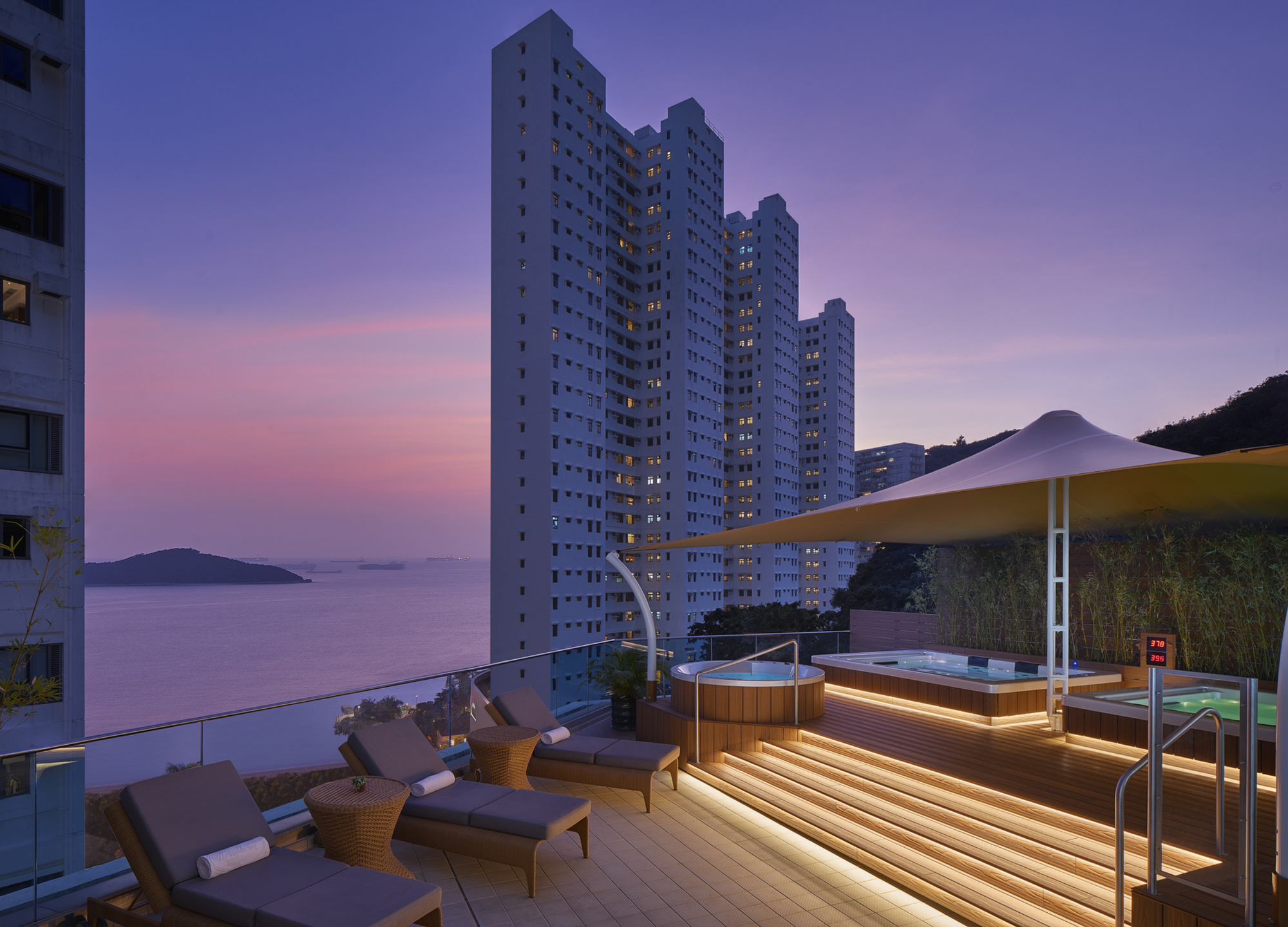 Outdoor Rooftop Jacuzzi | The Club | The Repulse Bay