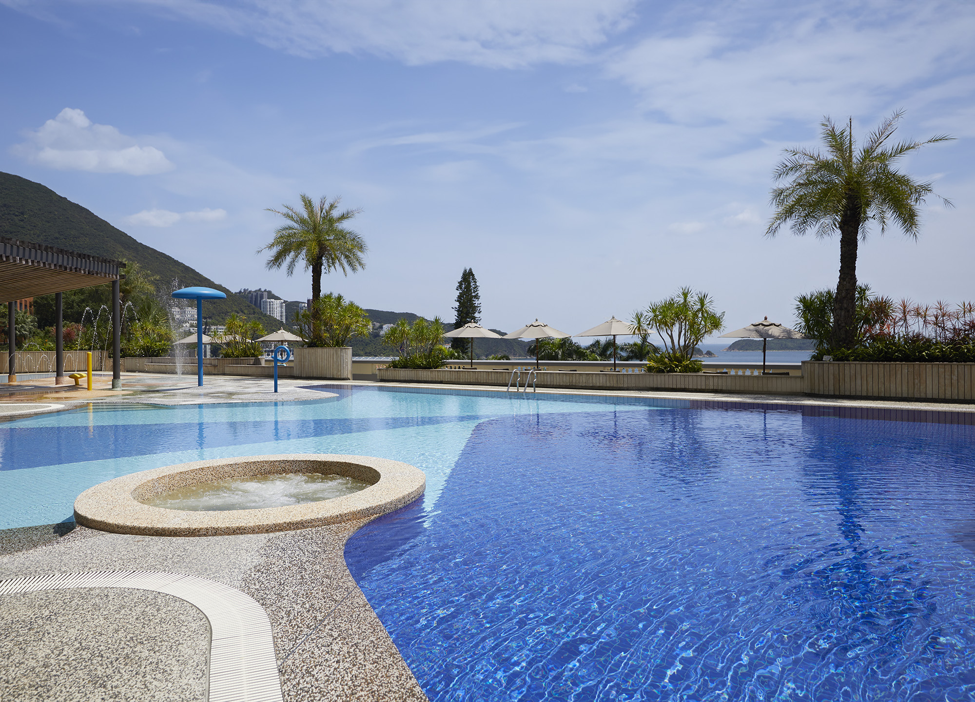 Waterscape Outdoor Swimming Pool | The Club | The Repulse Bay